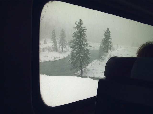 train-snow2.jpg (17338 bytes)