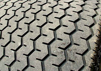 treads.jpg (57447 bytes)