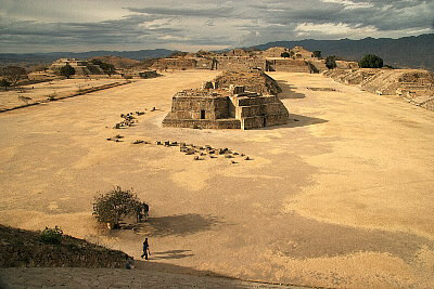 02-28c-montealban-0015x400.jpg (45443 bytes)