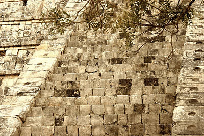 03-09c-chichenitza-0038x400.jpg (96401 bytes)