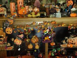 Antiques & Uniques