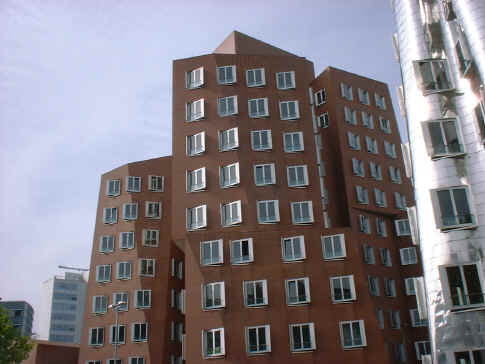 Bulding c.JPG (319903 bytes)