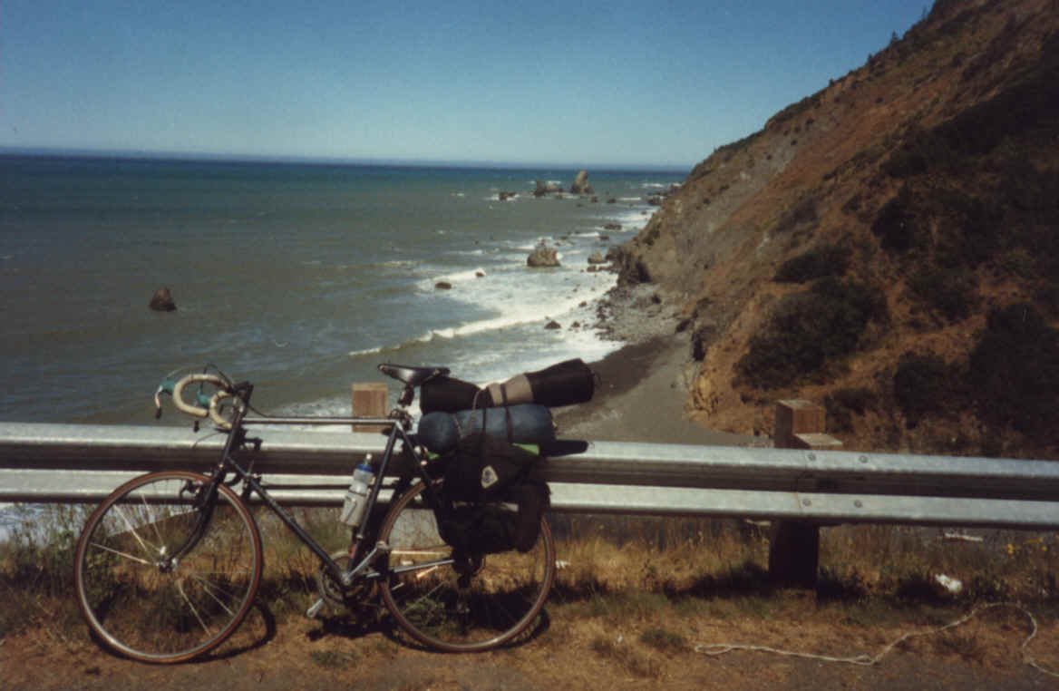 Fern-'stoga - Bike at ocean.BMP (2670102 bytes)