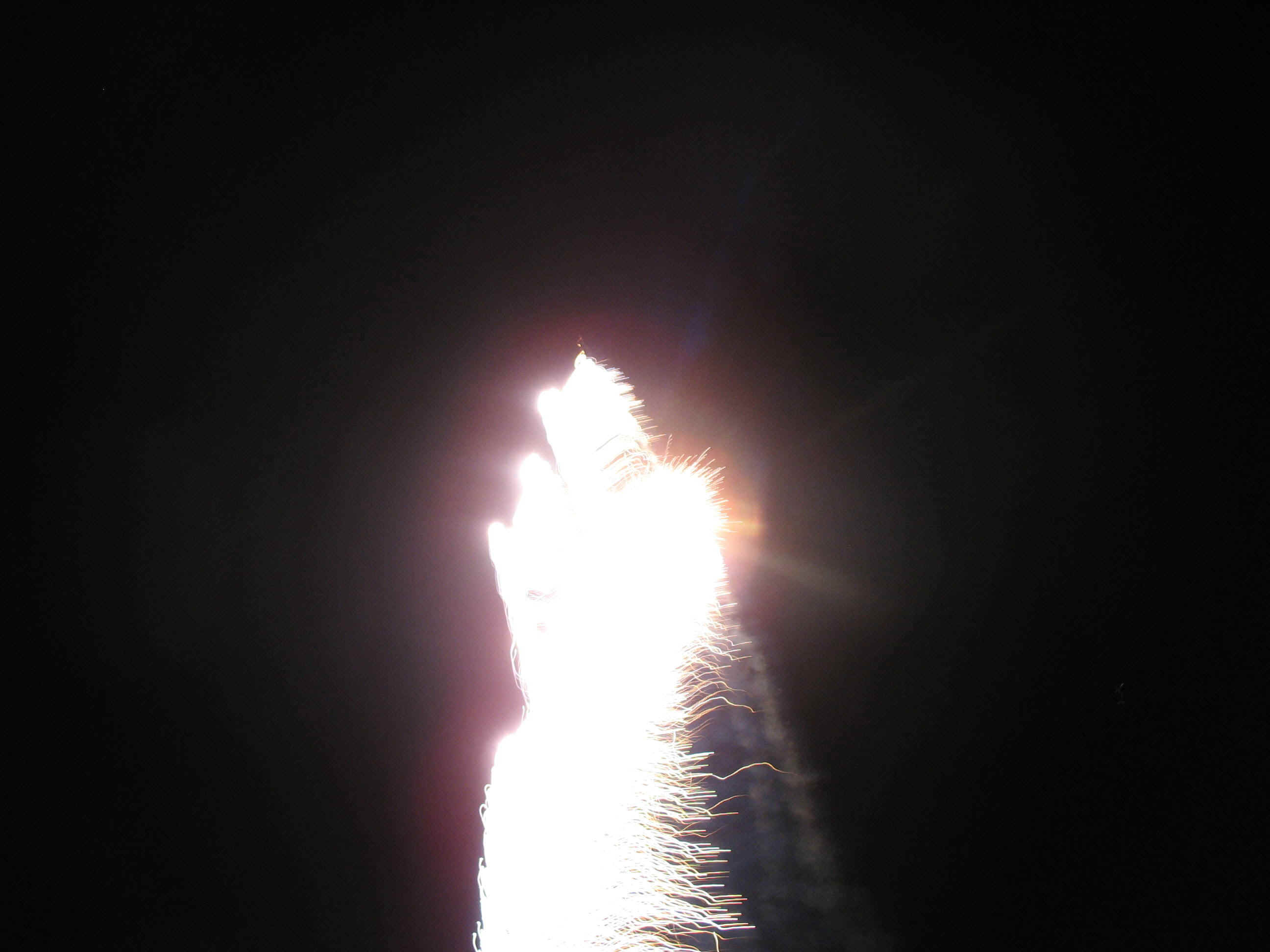 Fireworks.jpg (277503 bytes)