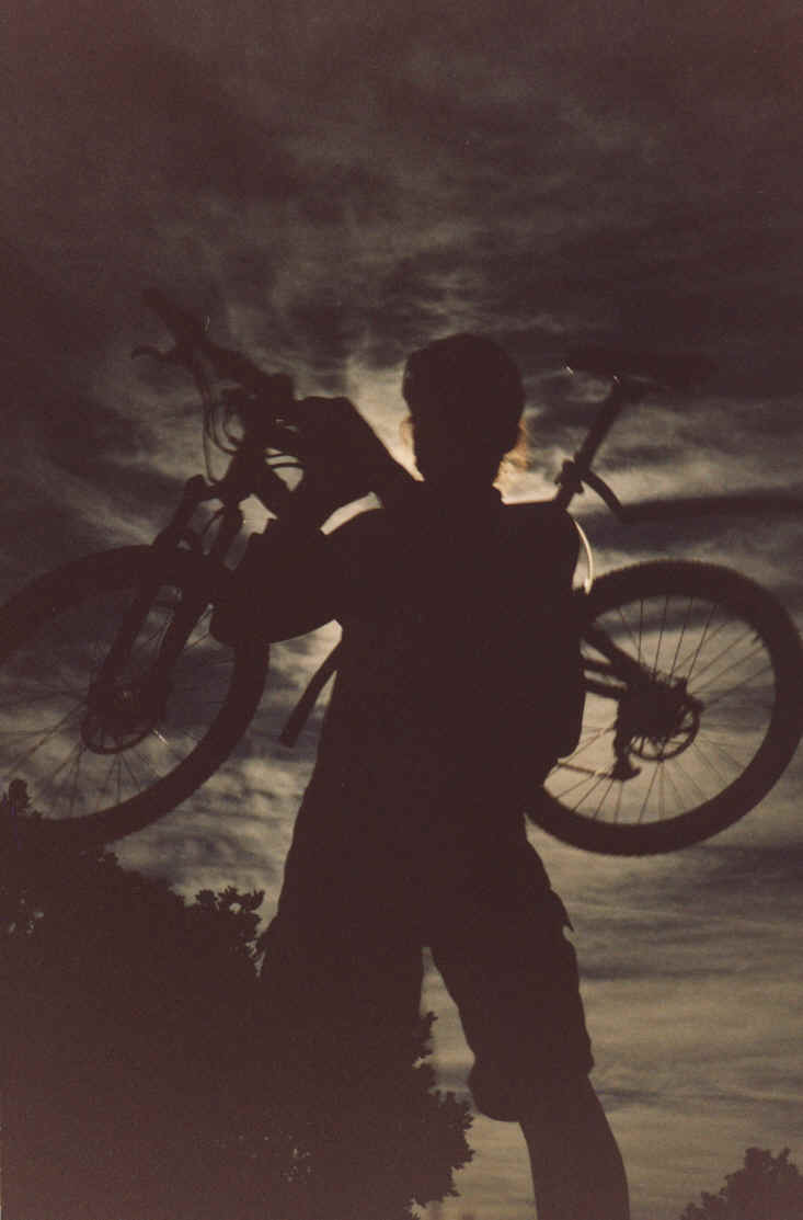 Moondude_w-bike.jpg (40405 bytes)