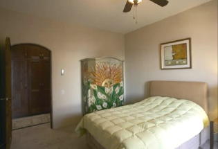 Guest bedroom with Queen bed and Ocean view.