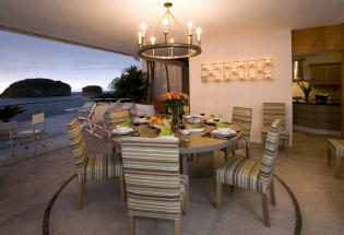 Sitting area near entrance