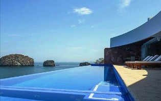 Beautiful view of Los arcos Islands.