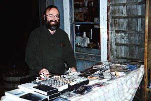 clackcdtable.jpg (17501 bytes)