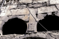 Portal, suspended keystone (88-104/5).