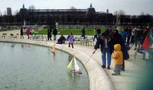 picture of toy boats at jardin des tuileries