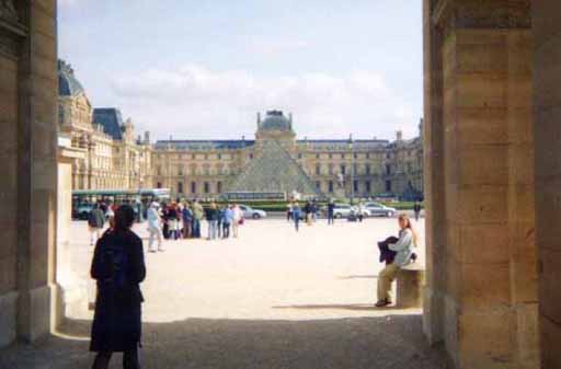 picture outside the main entrance to the musee du louvre