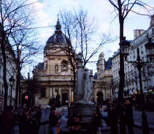 picture of a string ensemble at place de la sorbonne
